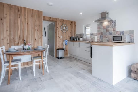 The Garden Lodge - 1 Bedroom Lodge - Tenby (16345)