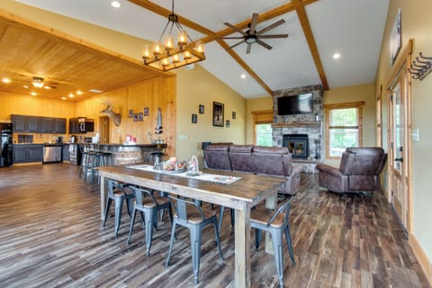 La Prairie Vacation Rental | 2BR | 2BA | 1,800 Sq Ft | 1 Step Required