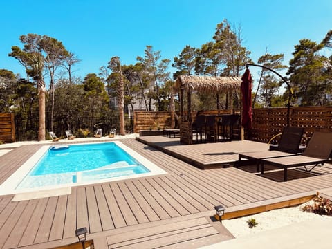 Pool/Tiki Bar