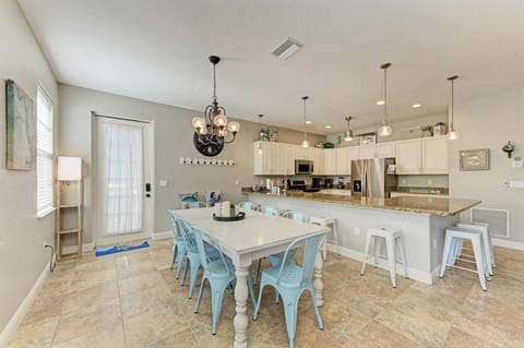 Large dining room table with seating for 8, kitchen island adds an additional 6 seats