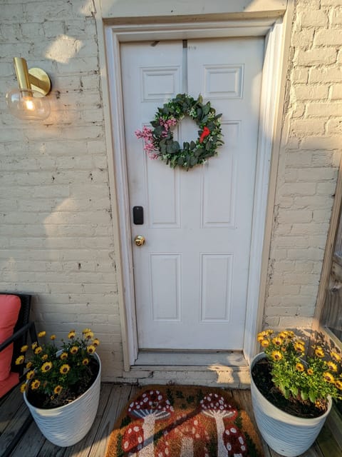 WELCOME to the Apartment at 1816!
The alley is ugly but the Apt + location rock!