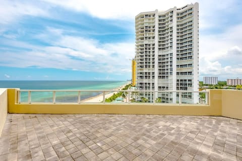 Unique, massive patio with amazing ocean views! Patio is almost larger than the apartment :)