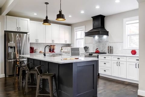 Kitchen: Keurig, toaster, microwave, fridge and stove are available so you and your guests can host dinners