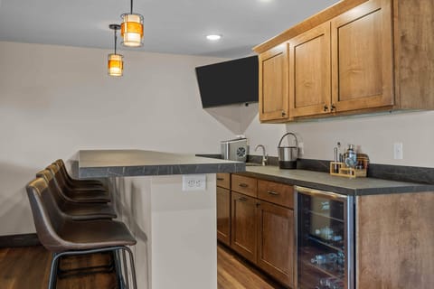 WisCottage on Beach Lake Bsmt Bar w/ Wine Fridge, Countertop Ice Make & 43in TV
