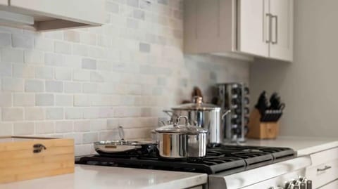 Cook and create in this stunning full kitchen.