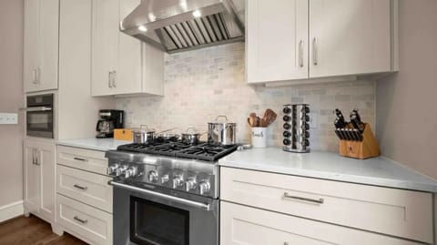 Full kitchen equipped with a regular coffee maker and a Nespresso.