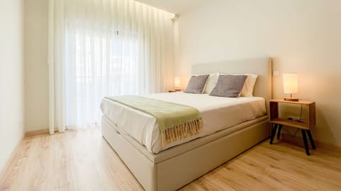 Wake up refreshed in this bright bedroom, where soft light streams through sheer curtains onto a comfortable queen bed.
#Bedroom #BrightSpace #LovelyStay