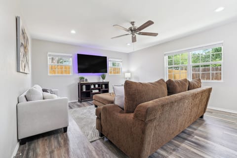 San Antonio Vacation Rental | 3BR | 2BA | Step-Free Access | 1,340 Sq Ft