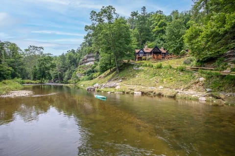 Riverview Retreat with Access to the Watauga River