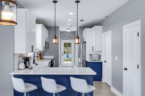 Kitchen - Breakfast Bar Seats 3