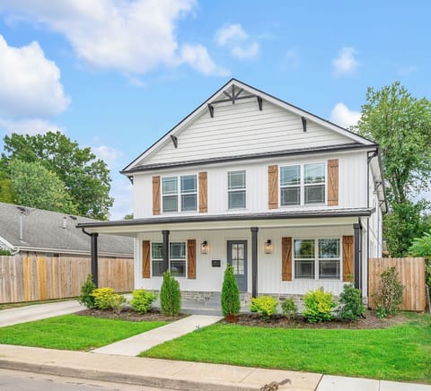 Newly built modern farmhouse in a charming neighborhood just minutes from downtown. Enjoy stylish design, spacious comfort, and a prime location close to dining, shopping, and entertainment. Perfect for a relaxing getaway or city adventure!
