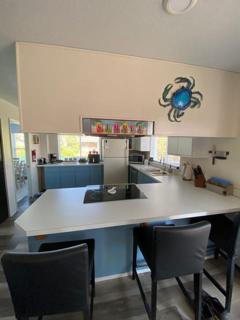 Eatup bar and bar stools