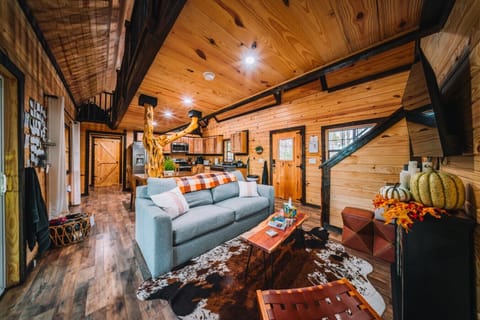 After a day of hiking the Gorge, this is where everyone ends up — the open living and dining space. Big sofa, big TV, and plenty of room to kick back, share trail stories, and pretend you weren’t the one who got lost.