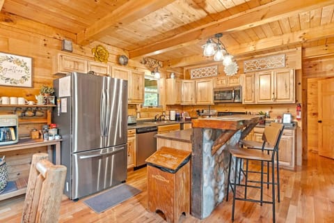 Gather together and create culinary masterpieces in this well appointed kitchen