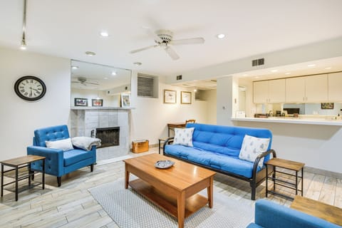 Chicago Vacation Rental | 1BR | 2BA | 850 Sq Ft | Stairs to Enter