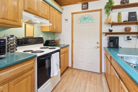 Kitchen | Equipped w/ Cooking Basics