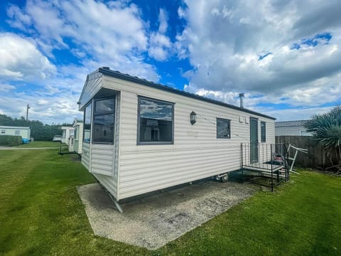Create unforgettable memories with your loved ones in this 6 berth static caravan as you explore the best of the Norfolk coast.