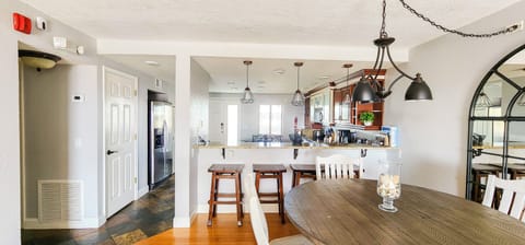 Additional seating (4 bar stools) at granite bar/counter