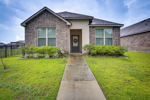 Baton Rouge Vacation Rental | 4BR | 2BA | 1,900 Sq Ft | 2 Steps to Enter