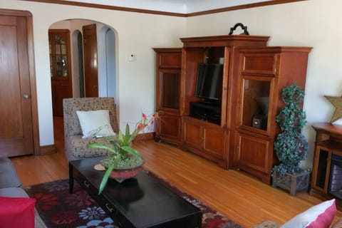 Come and enjoy this lovely Craftsman Townhome! Lovely wood accents and super comfy furnishings! 