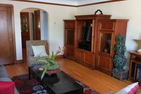 Come and enjoy this lovely Craftsman Townhome! Lovely wood accents and super comfy furnishings! 