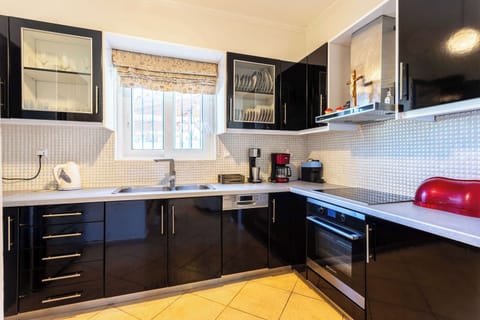 Fully Equipped Kitchen – Includes modern appliances for home-style cooking.