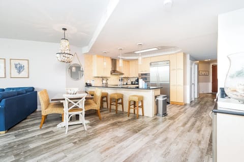 9 Caribe 305C Dining and Kitchen