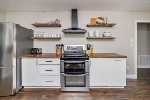 Updated kitchen with everything you need!