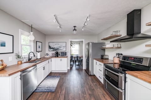 Fully-equipped kitchen w/ stainless appliances (double oven)