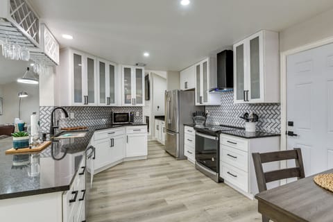 Kitchen | Breakfast Nook | Bar Seating