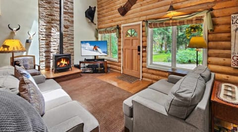 Settle in for a memorable mountain getaway in this charming 3-bedroom, 3-bathroom Blue River cabin!