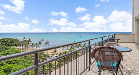 Shared rooftop with Gorgeous ocean views of beach and spectacular Diamond Head!