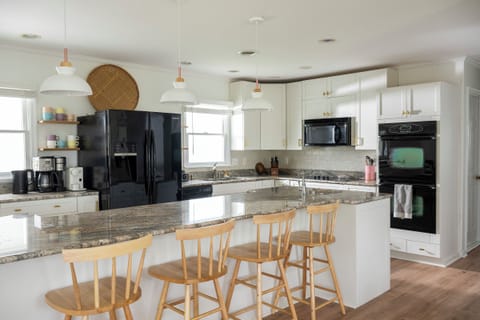 We like to cook! It's a fully stocked kitchen (yes, really). 