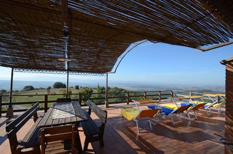 The table to eat outside in summer