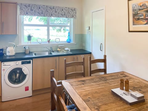 Kitchen | Muir Cottage - Asloun Farmstay, Alford