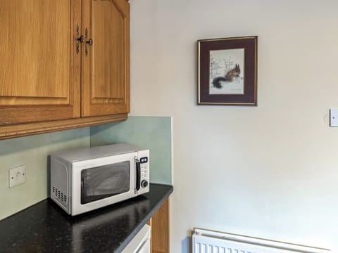 Kitchen | Damil Cottage - Asloun Farmstay, Alford