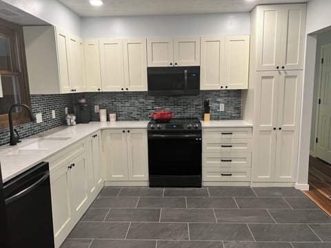 Kitchen - All new appliances! Ice maker/electric stove. 