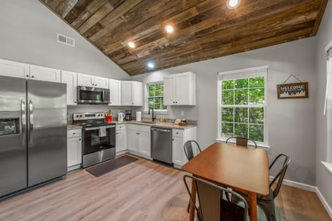 Stainless appliances and granite countertops!
