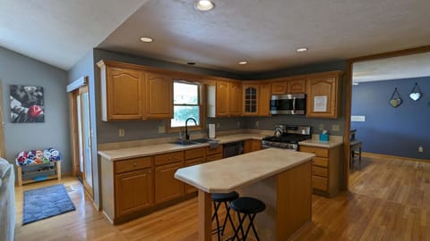 dinning room is to the right of kitchen