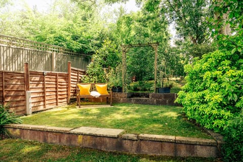 Tukes Cottage Garden - StayCotswold