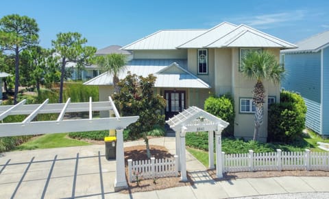 The Beach Club, Cottage 30
3 Bedroom 3.5 Bathroom.
​​​​​​​Sleeps 12