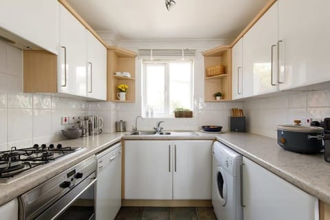 The fully-equipped kitchen has everything you need for cooking and washing.
