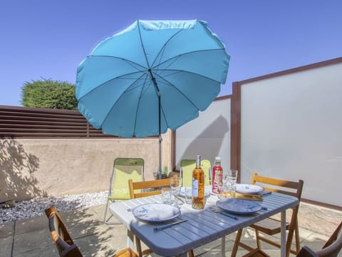 Sky, Plant, Furniture, Plant Community, Table, Natural Landscape, Chair, Land Lot, Outdoor Furniture, Tree