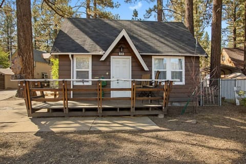 Big Bear cabin close to all.