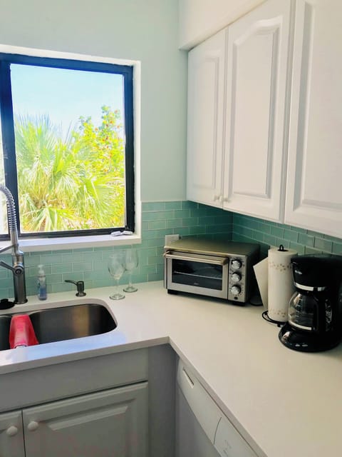 Kitchen is bright, renovated, Kureg, coffee pot and fully equipped.