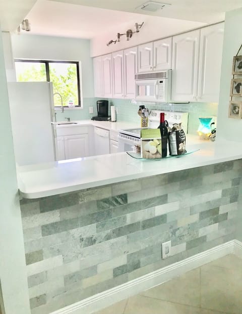 Beautiful fully stocked renovated kitchen