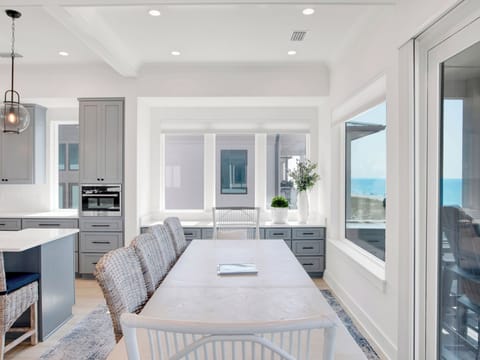 Dining Area - Seats 6+