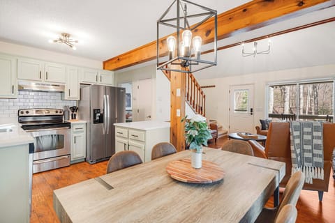 Dining Area/Kitchen | Free WiFi | Central A/C