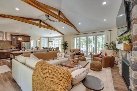 Living Room | 2nd Floor | Free WiFi | Smart TV | Central A/C