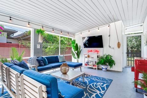 Sunroom with TV, games & more!